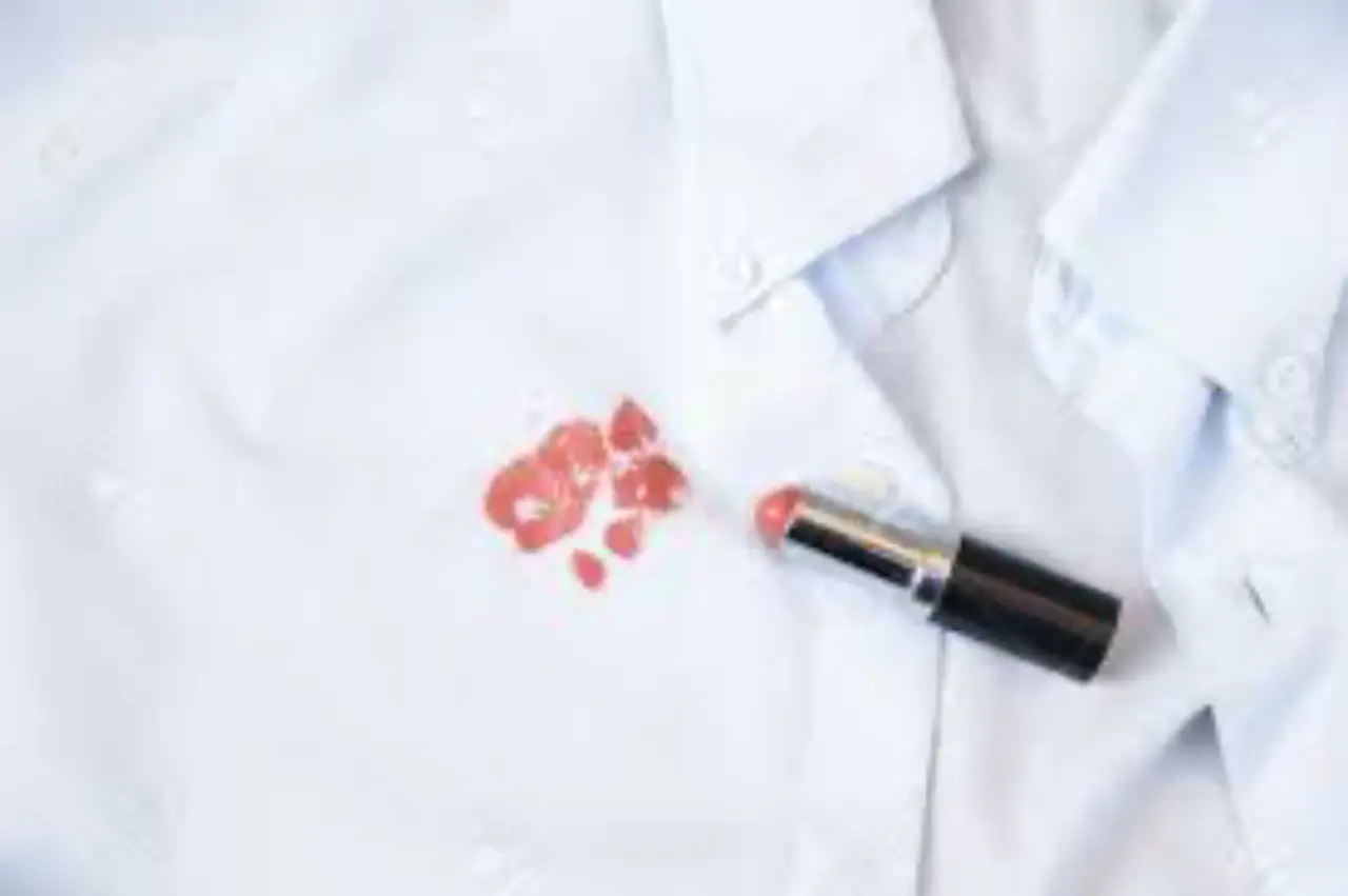 Il trucco per smacchiare i vestiti in lavatrice senza usare prodotti chimici aggressivi