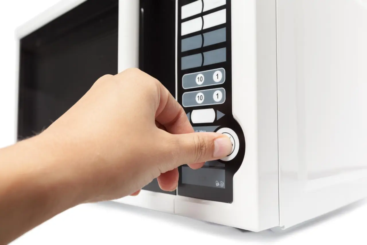 Non mettere mai questo materiale nel microonde se non vuoi rischiare un incendio