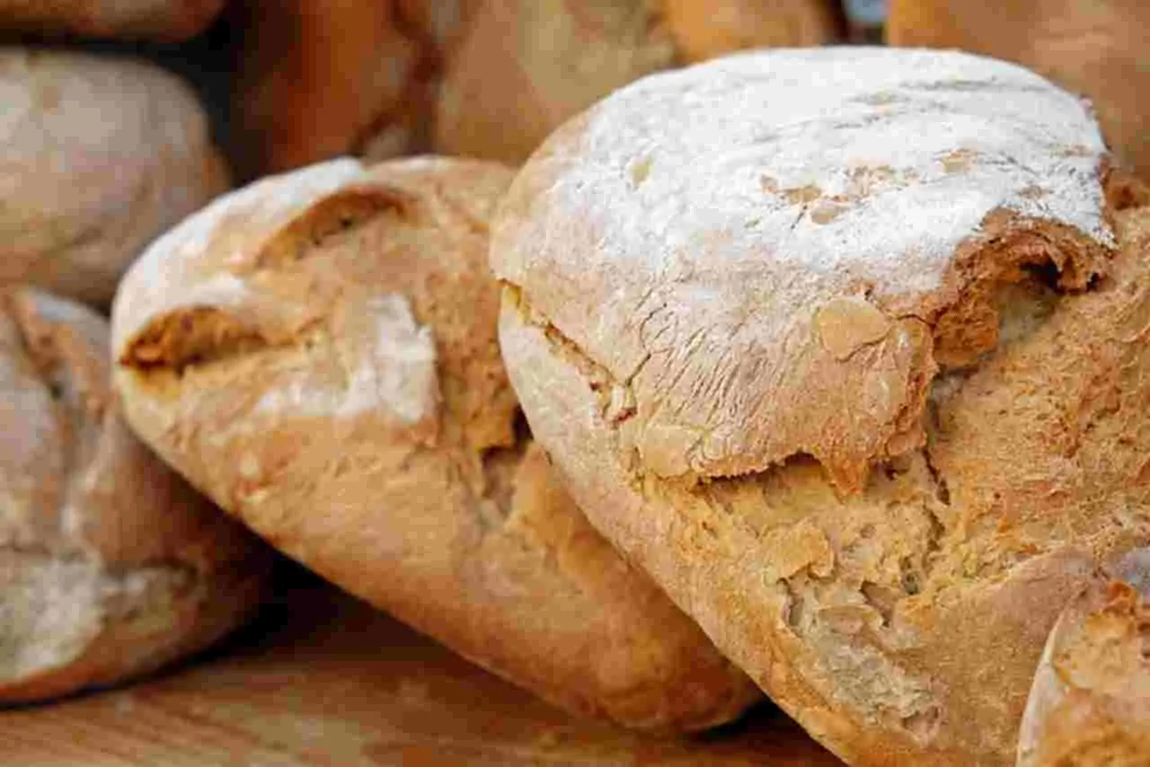 Il segreto del fornaio per un pane fatto in casa con una crosta croccantissima