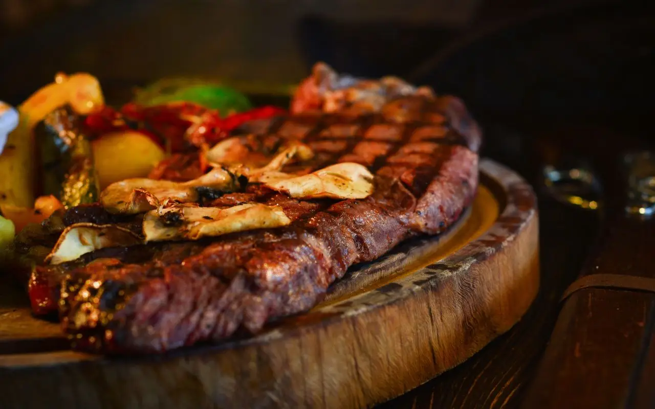 Bistecca dura come una suola? Il trucco semplicissimo per renderla tenera come il burro