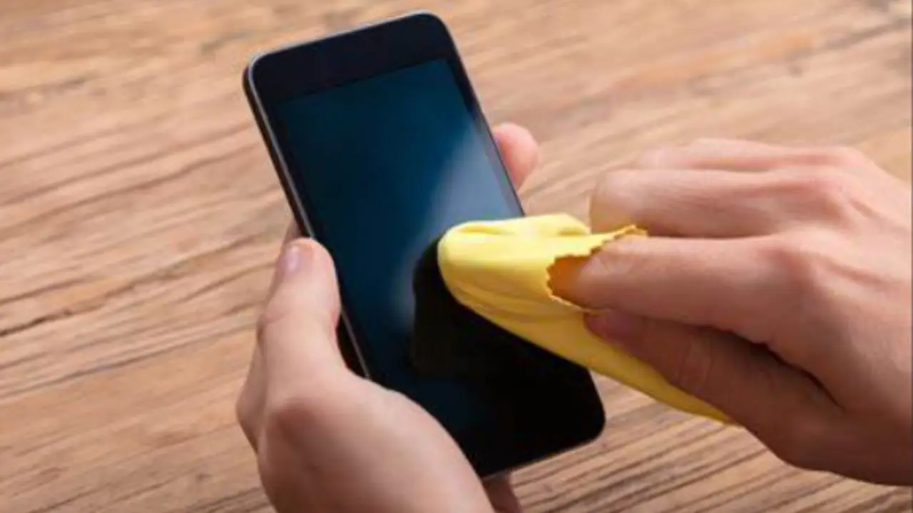 Il trucco per pulire le casse del telefono senza danneggiarle e migliorare l’audio