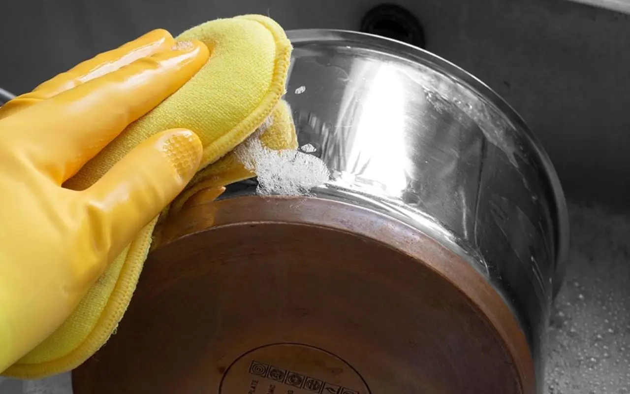 Macchie ostinate sull’alluminio di finestre e pentole? Ecco il trucco definitivo per pulirlo